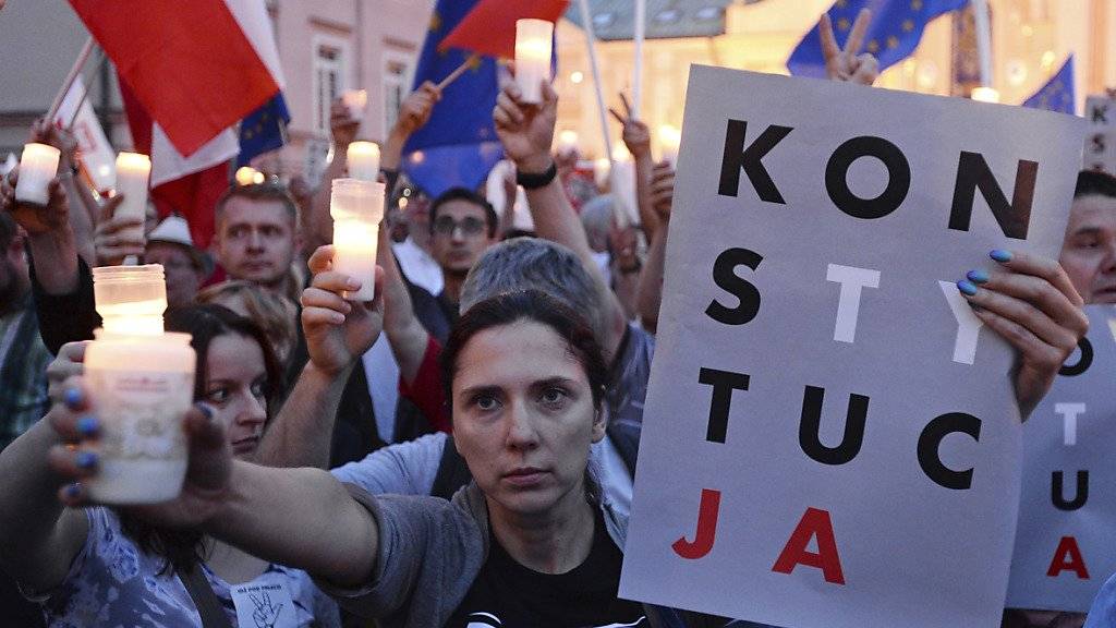 Anti-Regierungsprotest vor dem Obersten Gericht in Warschau mit Transparent «Konstytucja» - deutsch: «Verfassung».