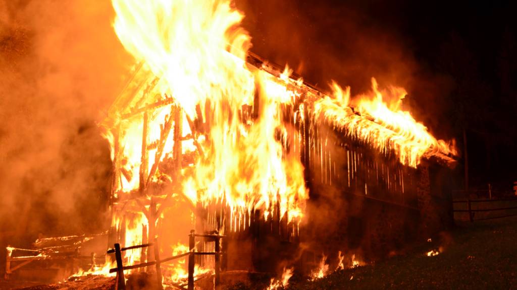 Die Gebäudeversicherung Graubünden musste 2023 für weniger Schäden an Gebäuden aufkommen als in den Jahren zuvor. Im Bild ein brennendes Maiensäss oberhalb von Zernez. (Archivbild).