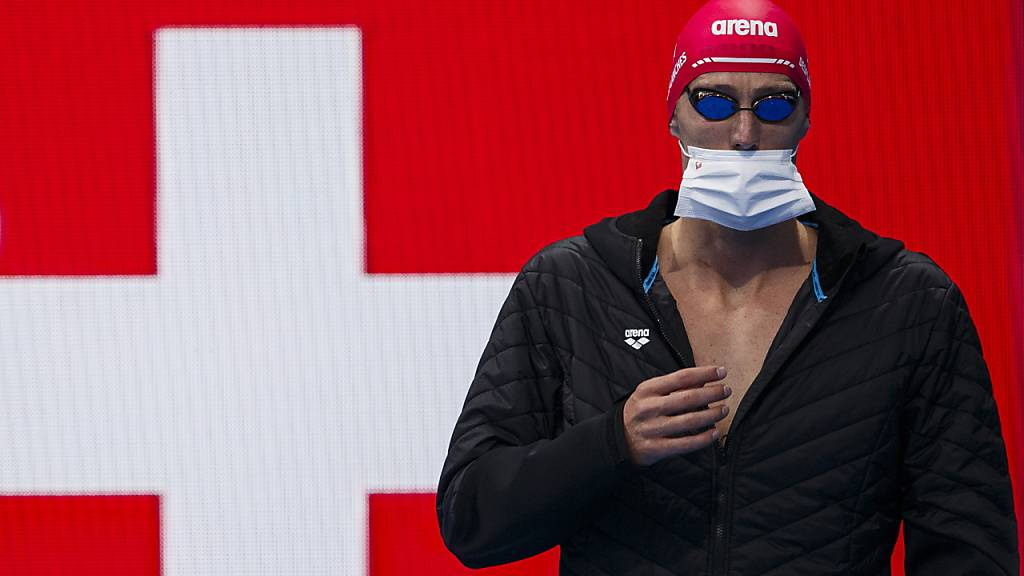 Jérémy Desplanches beim Einlauf in das Tokioter Aquatics Centre vor dem Olympia-Halbfinal über 200 m Lagen