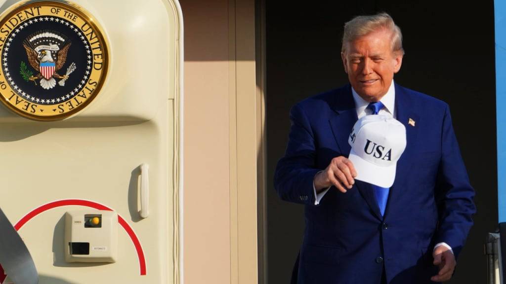 US-Präsident Donald Trump verlässt die Air Force One bei seiner Ankunft auf dem Flughafen Amsterdam Schiphol vor dem NATO-Gipfel. Foto: Peter Dejong/AP/dpa