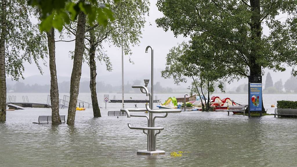 An verschiedenen Stellen - hier im Strandbad Seewen - trat der Lauerzersee über die Ufer.