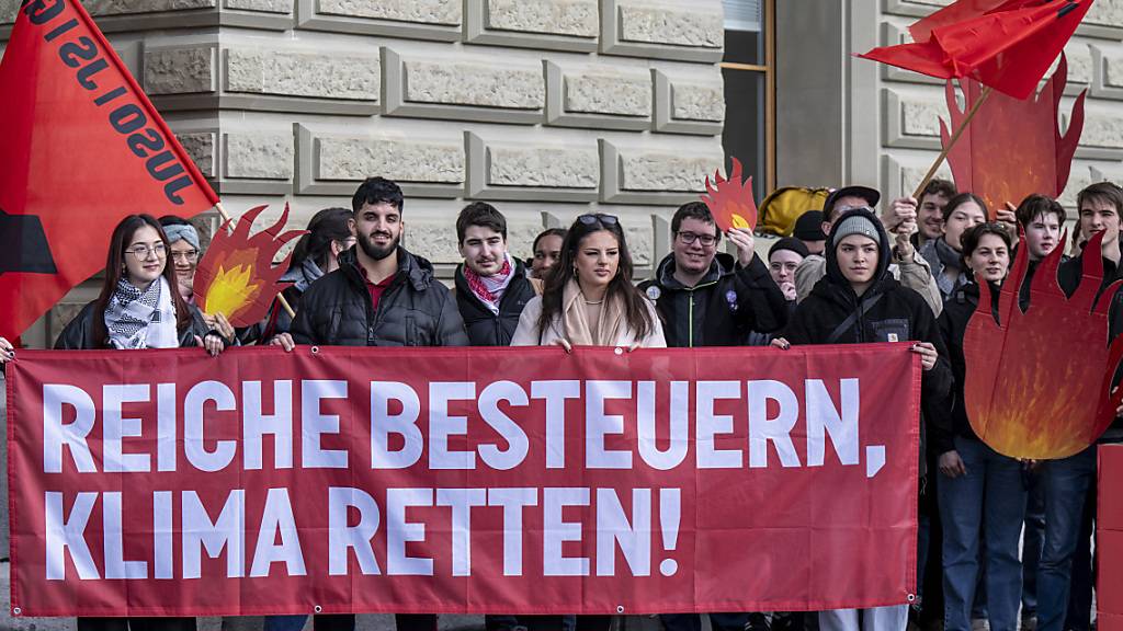 Mitglieder der Juso Schweiz reichen die «Initiative für eine Zukunft» in Bern ein. Sie verlangt eine Steuer auf Nachlässen ab 50 Millionen Franken. Dieses Geld soll für den ökologischen Umbau der Wirtschaft gebraucht werden.