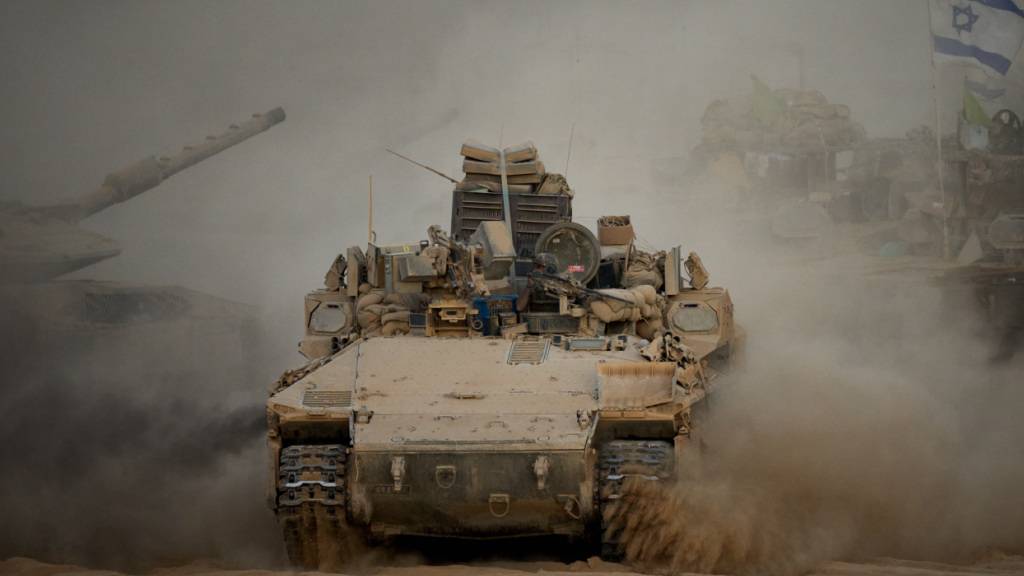 Israelische Soldaten fahren einen Panzer entlang der Grenze zwischen Israel und Gaza. Foto: Emilio Morenatti/AP/dpa