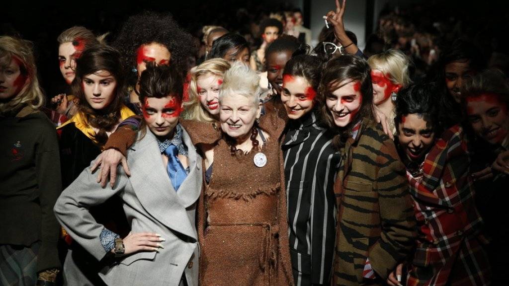 Designerin Vivienne Westwood (Mitte) posiert mit Models an der London Fashion Week im vergangenen Jahr (Archiv)