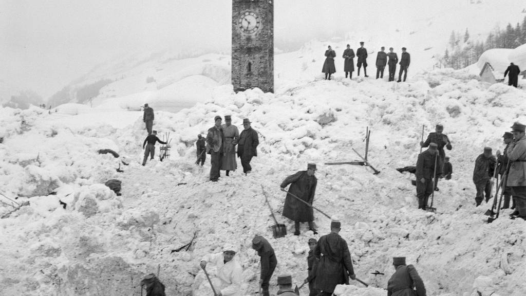 Suchmannschaften graben im Februar 1951 in Airolo in den Schneemassen der verheerenden Vallascia-Lawine, die zehn Menschen das Leben kostete.