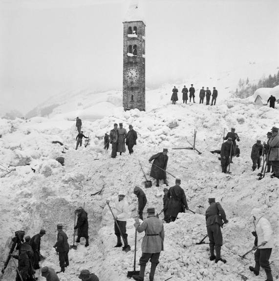 Suchmannschaften graben im Februar 1951 in Airolo in den Schneemassen der verheerenden Vallascia-Lawine, die zehn Menschen das Leben kostete.