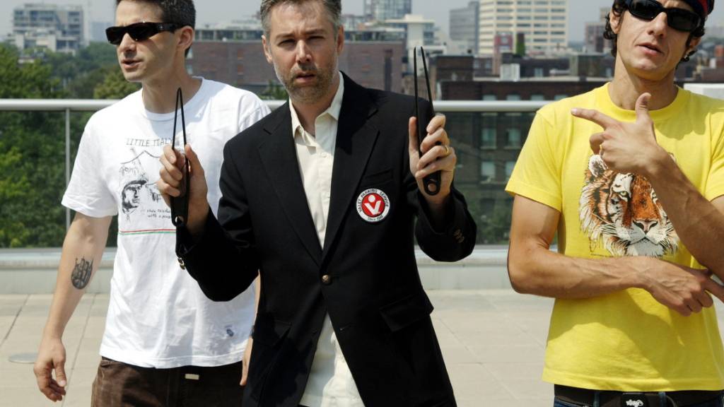 Mehr als zehn Jahre nach dem Tod von Gründungsmitglied Adam Yauch (1964-2012; Mitte) und nach jahrelangen Verhandlungen mit der Stadtverwaltung ist eine Strassenkreuzung in New York jetzt nach den Beastie Boys benannt worden. (Archivbild)