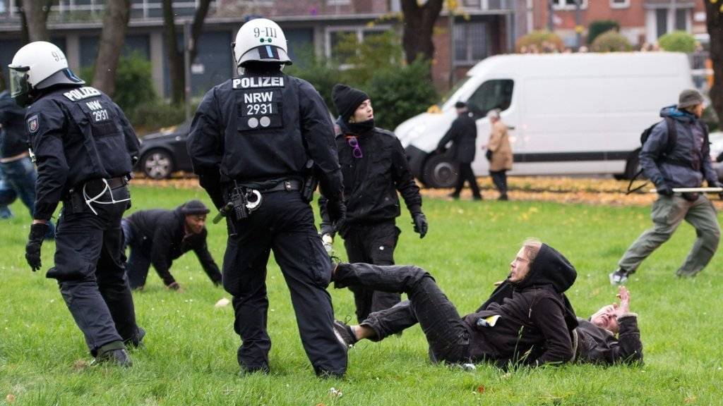 Polizei im Einsatz in Köln, wo die zwei Kundgebungen stattfanden