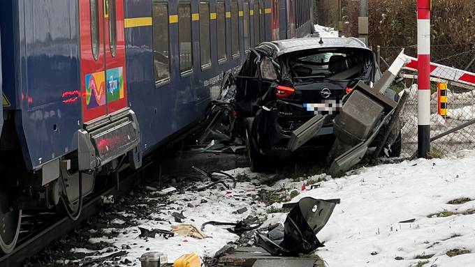 Zug crasht beim Bahnhof Kempten in Wetzikon mit Auto