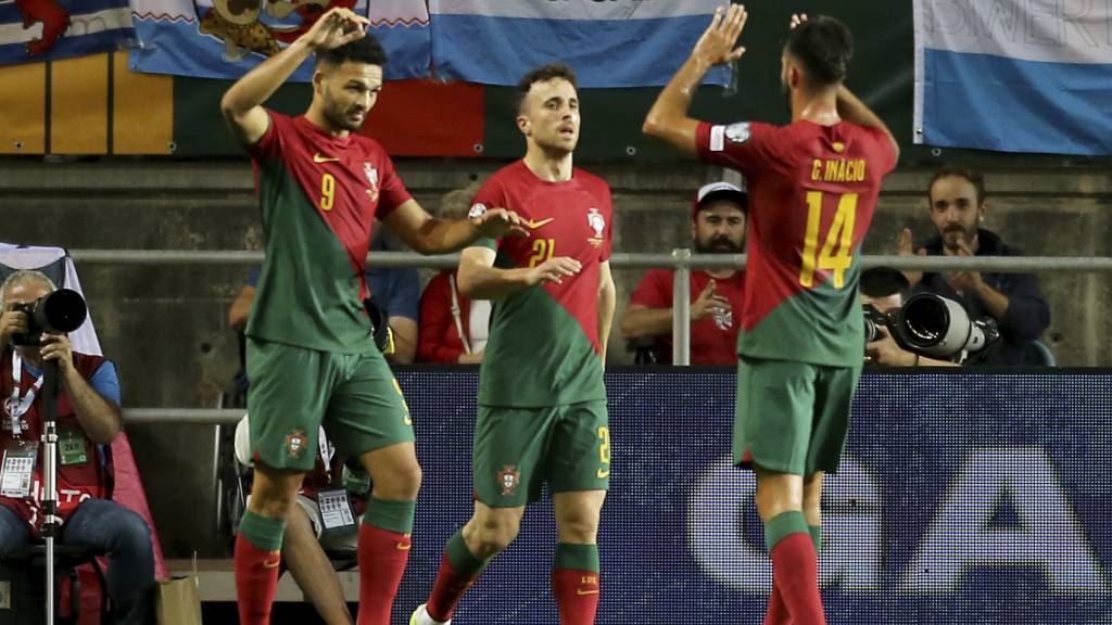 Portugals Doppeltorschützen Gonçalo Ramos (links) und Gonçalo Inacio (rechts) sorgen gegen Luxemburg für klare Verhältnisse