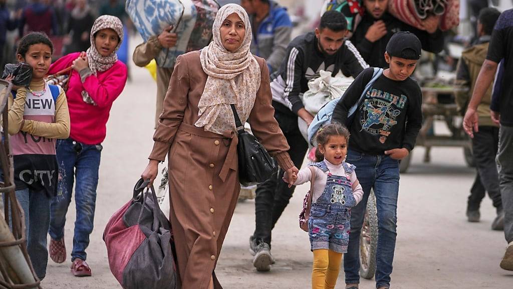 ARCHIV - Vertriebene Palästinenser fliehen aus dem Osten in den Westen von Gaza-Stadt, nachdem das israelische Militär die Evakuierung des Gebiets angeordnet hat. Foto: Jehad Alshrafi/AP/dpa