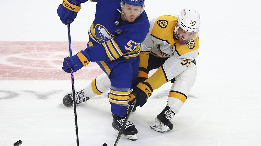 Roman Josi (rechts) im In-Fight mit Jeff Skinner, dem gefährlichsten Stürmer Buffalos