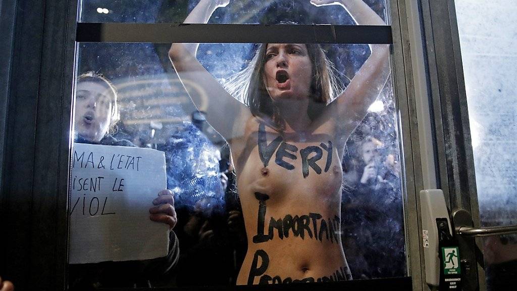 «Keine Ehrung für Vergewaltiger»: Aktivistinnen protestieren in Paris gegen eine Werkschau von Regisseur Roman Polanski.