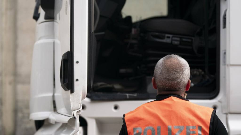 Der Kanton Luzern und die Gemeinde Rothenburg suchen nach Lösungen, um die Bevölkerung von den LKW zu entlasten. Eine Mitnutzung des geplanten Autobahn-Anschlusses für das LKW-Kontrollzentrum schliessen Kanton und Gemeinde nun aber aus. Das bringe zu wenig. (Symbolbild)