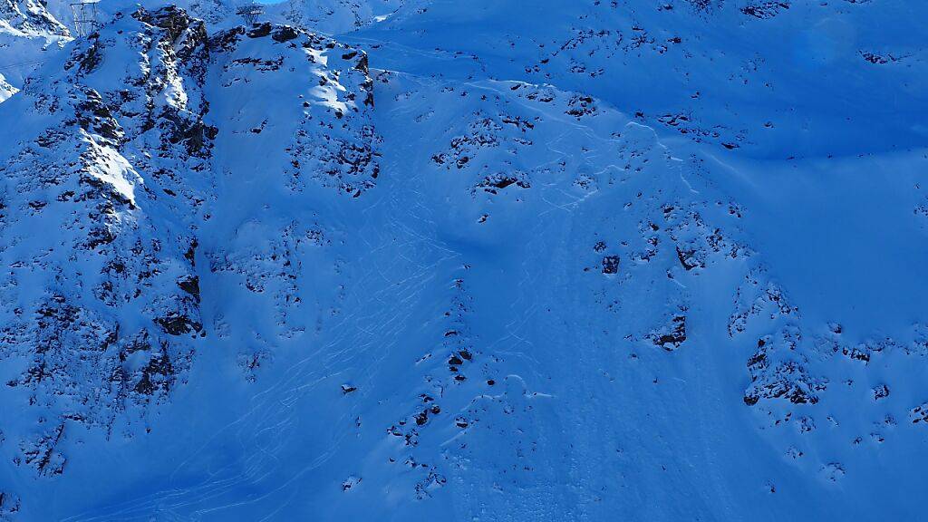 An diesem Hang in der Region des Col des Gentianes im Wallis löste sich die Schneewechte, nachdem drei Skifahrer die markierte Piste verlassen hatte.