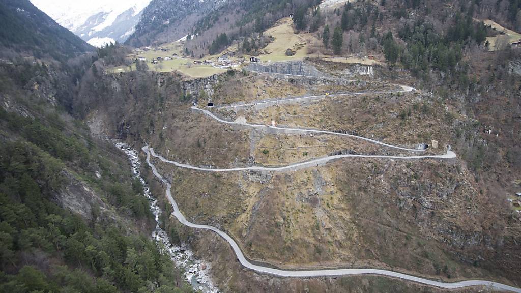 Die Bristenstrasse führt durch steiles Gelände. (Archivaufnahme)