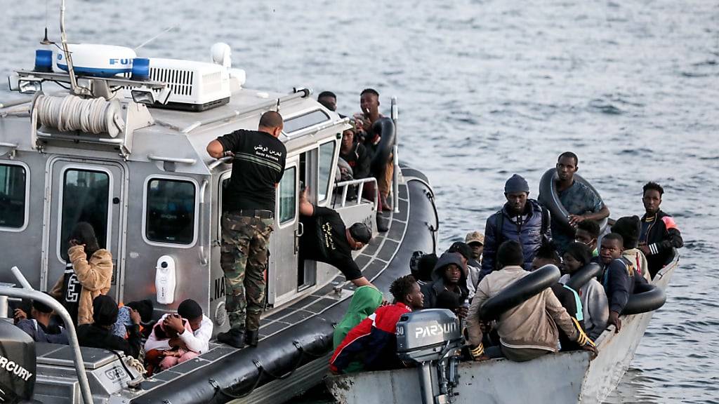 ARCHIV - Die tunesische Küstenwache fängt kleine Boote mit Migranten ab, die versuchen, das Mittelmeer zu überqueren, und schleppt sie zurück an die Küste der südtunesischen Stadt Sfax. Foto: Khaled Nasraoui/dpa