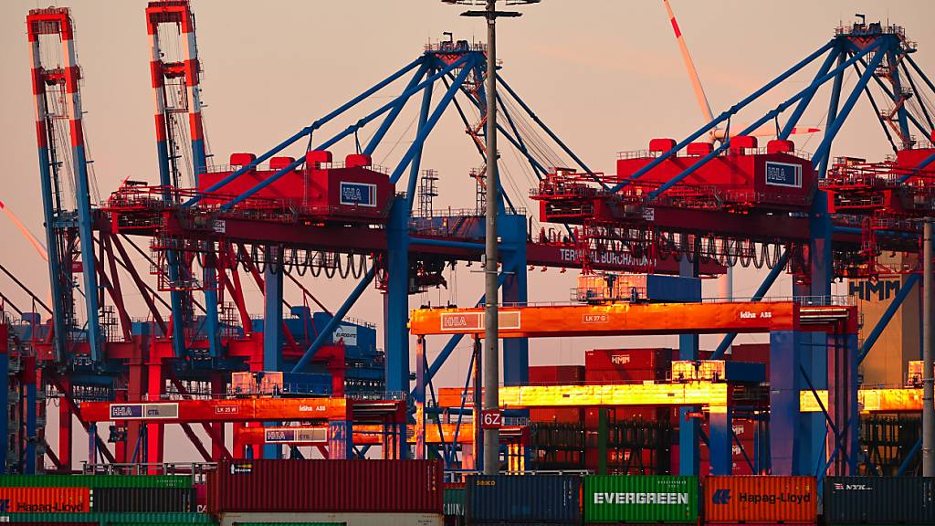 Containerterminal im Hamburger Hafen: Deutsche Unternehmen lieferten im September erneut weniger Waren ins Ausland. (Archivbild)