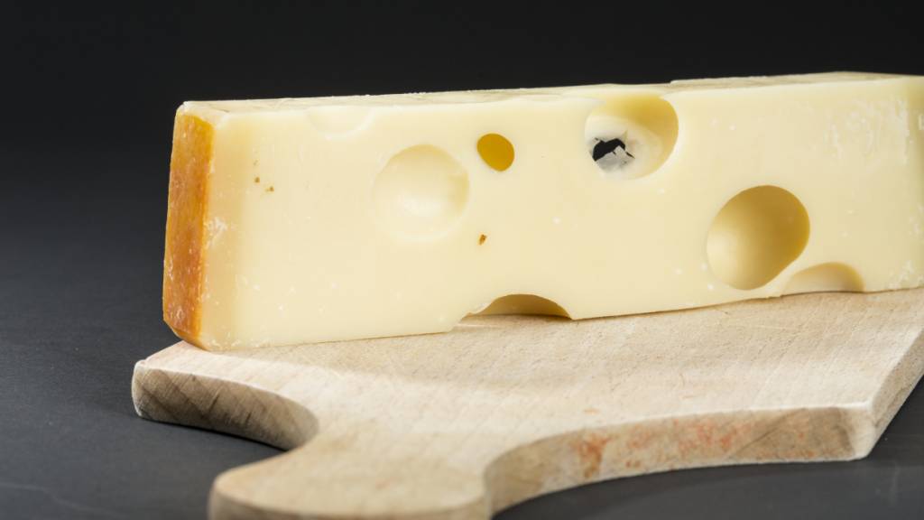 Emmentaler ohne Löcher? Ein Käser verrät, wie ein Hauch Bioheublumen das traditionelle Käsebild rettet - und warum die Milch heute zu sauber ist. (Symbolbild)