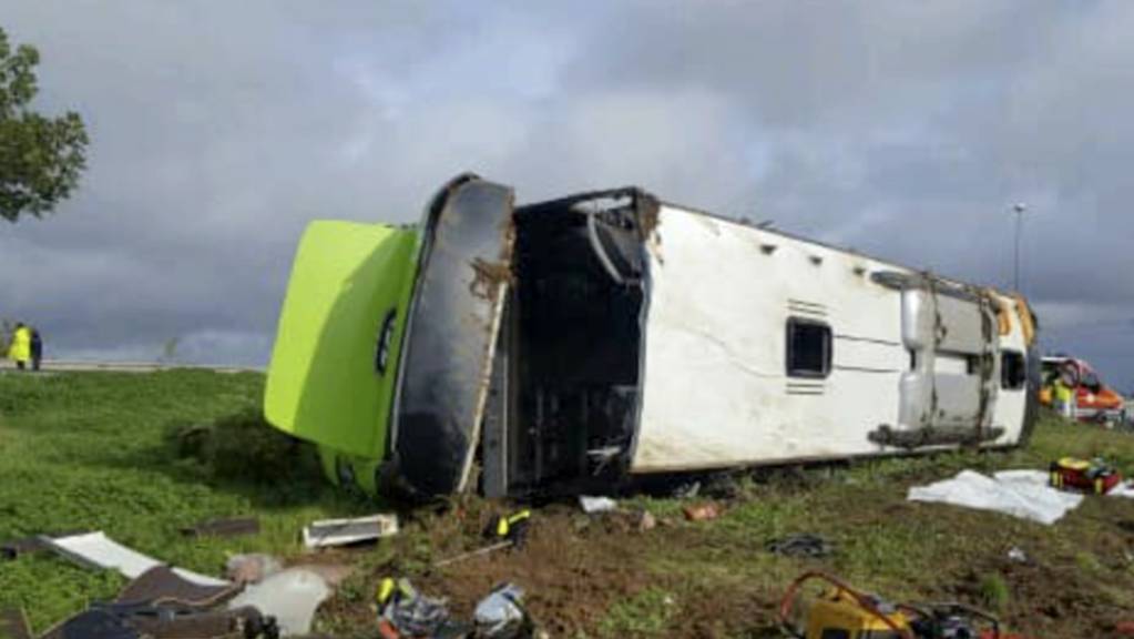 33 Menschen wurden beim Unfall dieses Flixbuses in Nordfrankreich verletzt. Der Bus war auf dem Weg von Paris nach London.