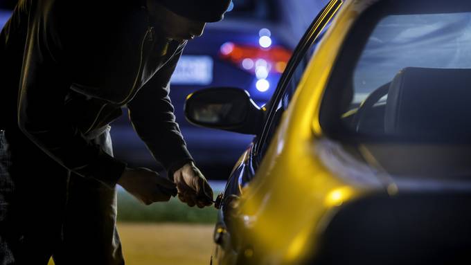 Diebstähle aus Fahrzeugen: mutmasslicher Täter ermittelt