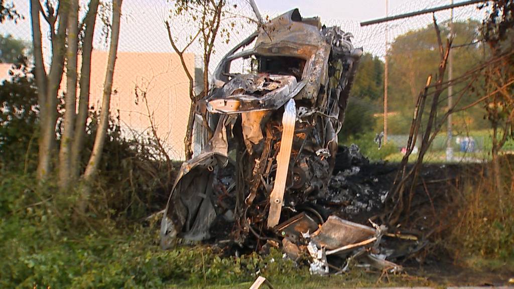 Spektakulärer Unfall in Oberhasli: Auto überschlägt sich und brennt komplett aus