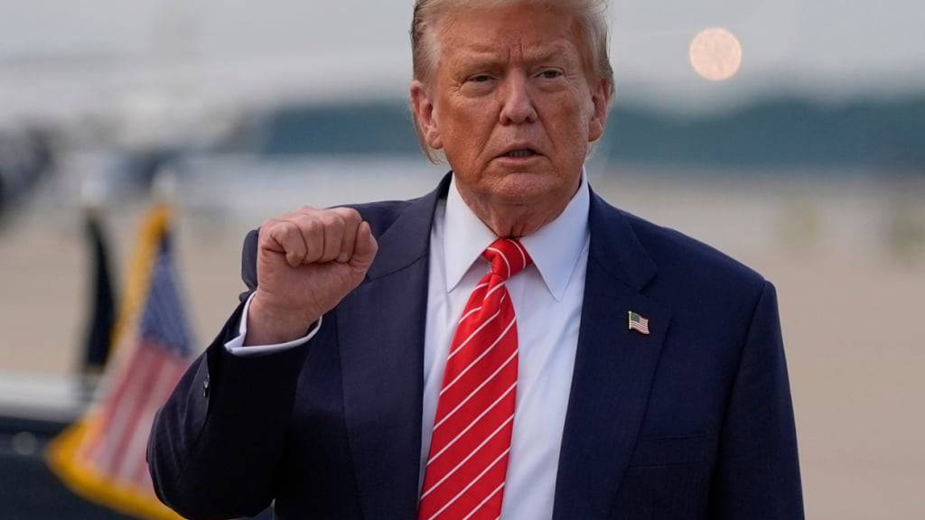 US-Präsident Donald Trump gestikuliert nach seiner Ankunft mit der Air Force One auf der Joint Base Andrews. Foto: Alex Brandon/AP/dpa