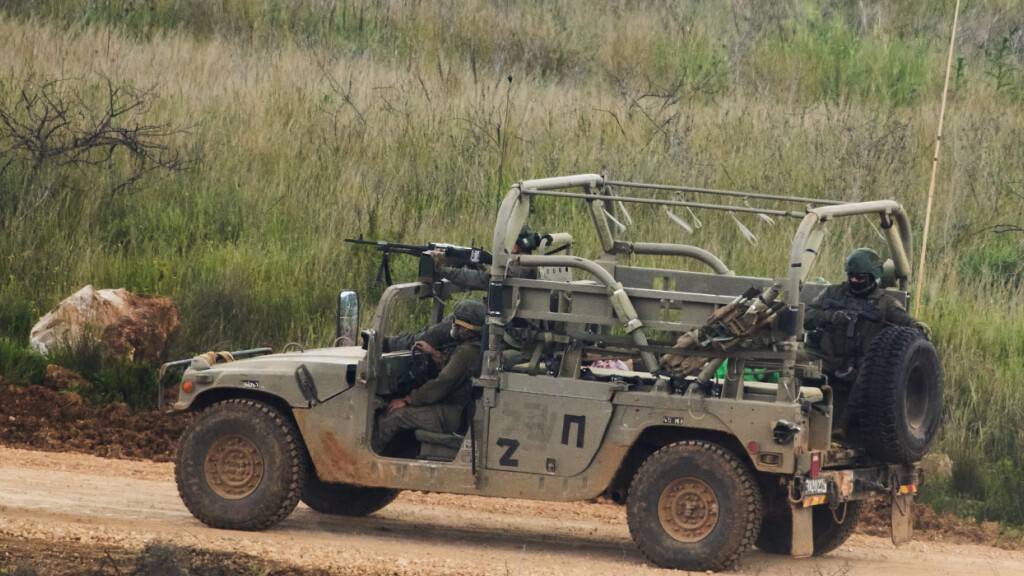 Israelische Soldaten fahren im Südlibanon, vom Norden Israels aus gesehen. Foto: Ariel Schalit/AP/dpa