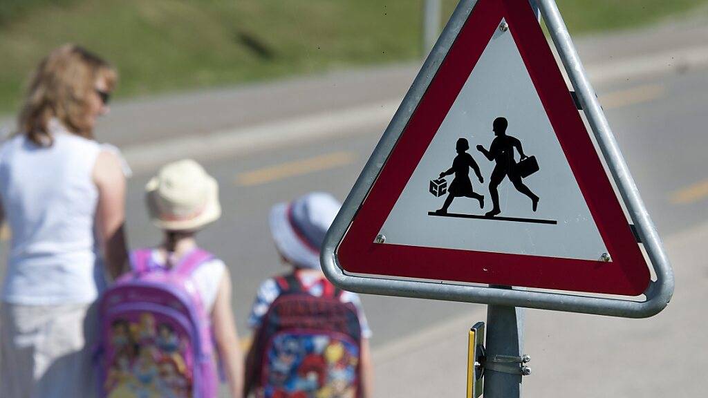 Kinder aus dem Euthal SZ sollen auf dem Schulweg nicht mehr die Hauptstrasse, sondern eine Erschliessungsstrasse queren. (Symbolbild)