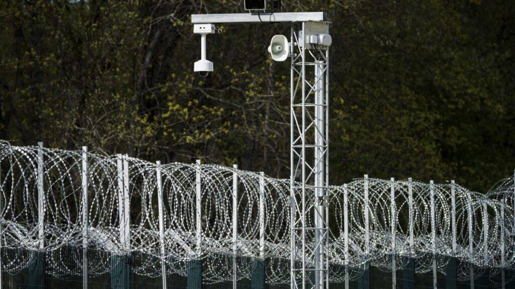 ARCHIV - Überwachungsgeräte am neu errichteten Grenzzaun an der Grenze zwischen Finnland und Russland in der Nähe des Grenzübergangs Nuijamaa in Lappeenranta, Ostfinnland. Finnland wird einen Zaun an der Grenze zu Russland errichten. Foto: Roni Rekomaa/Lehtikuva/dpa