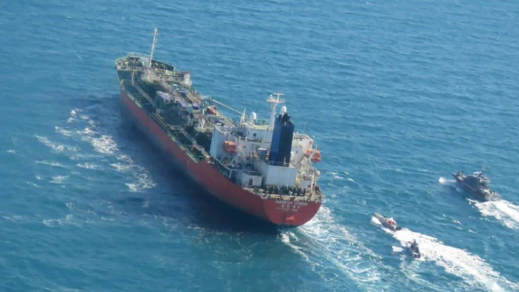 dpatopbilder - Der beschlagnahmte Tanker «Hankuk Chemi», der unter südkoreanischer Flagge geführt wird, wird von Booten der iranischen Revolutionsgarde im Persischen Golf eskortiert. Foto: Uncredited/Tasnim News Agency/AP/dpa