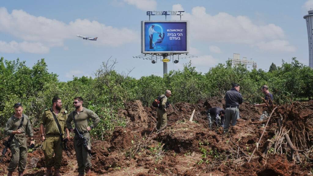 ARCHIV - Israelische Sicherheitskräfte inspizieren die Stelle, an der ein abgefeuertes Projektil eingeschlagen ist. Foto: Ohad Zwigenberg/AP/dpa