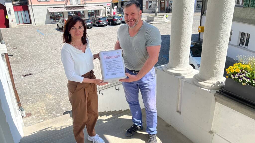 SVP-Kantonsrat Gregor Rohrer überreicht die Unterschriften an Landschreiberin Nicole Frunz.