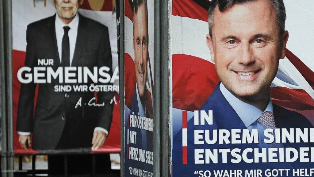 Ein weiteres Mal wählen Österreicherinnen und Österreicher einen neuen Staatspräsidenten: Die Kandidaten Alexander van der Bellen (Plakat hinten) und Norbert Hofer lieferten sich im Vorfeld ein erstes TV-Duell. Weil es schon der vierte Wahlanlauf ist, gab es kaum neue Inhalte.