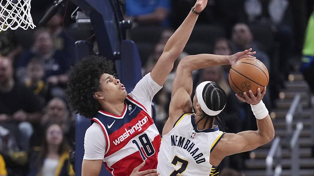 Kyshawn George (links) im Zweikampf mit Andrew Nembhard der Indiana Pacers