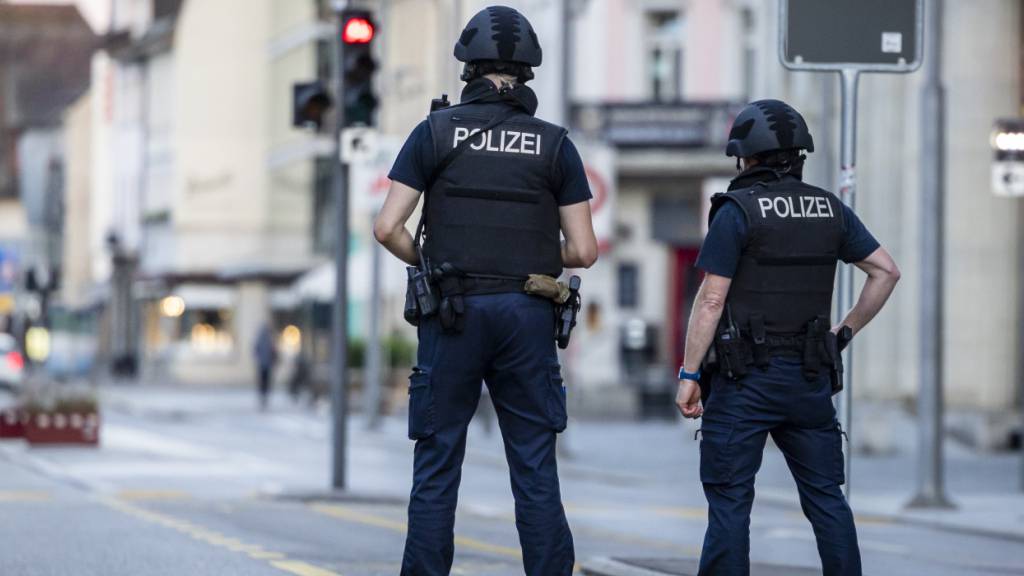 Polizei patrouilliert in Aarau: In der Nacht auf Sonntag ist es während einer Veranstaltung zu einer Schiesserei gekommen.