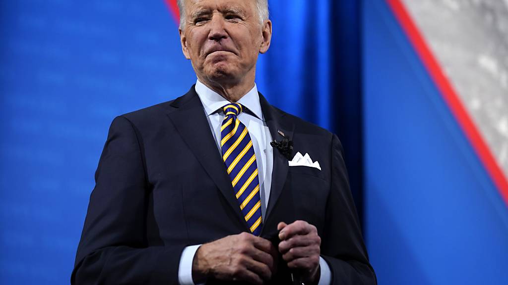 ARCHIV - Joe Biden, Präsident der USA, steht auf der Bühne während einer vom amerikanischen Fernsehsender CNN übertragenen Veranstaltung. Foto: Evan Vucci/AP/dpa