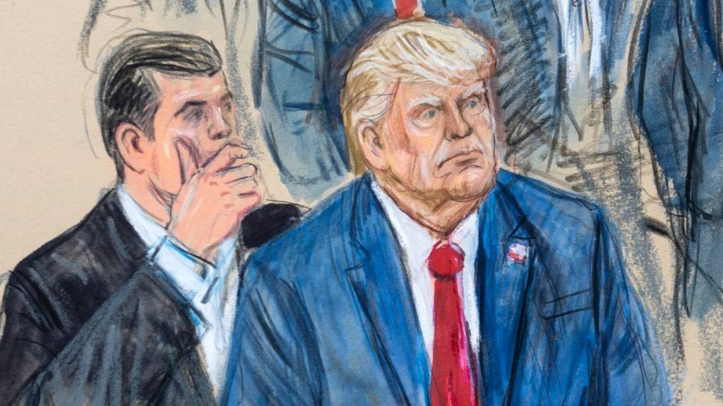 Die Gerichtszeichnung zeigt den ehemaligen US-Präsidenten Donald Trump (r), der sich mit seinem Verteidiger Todd Blanche berät, während er vor dem Bundesgericht in Washington erscheint.