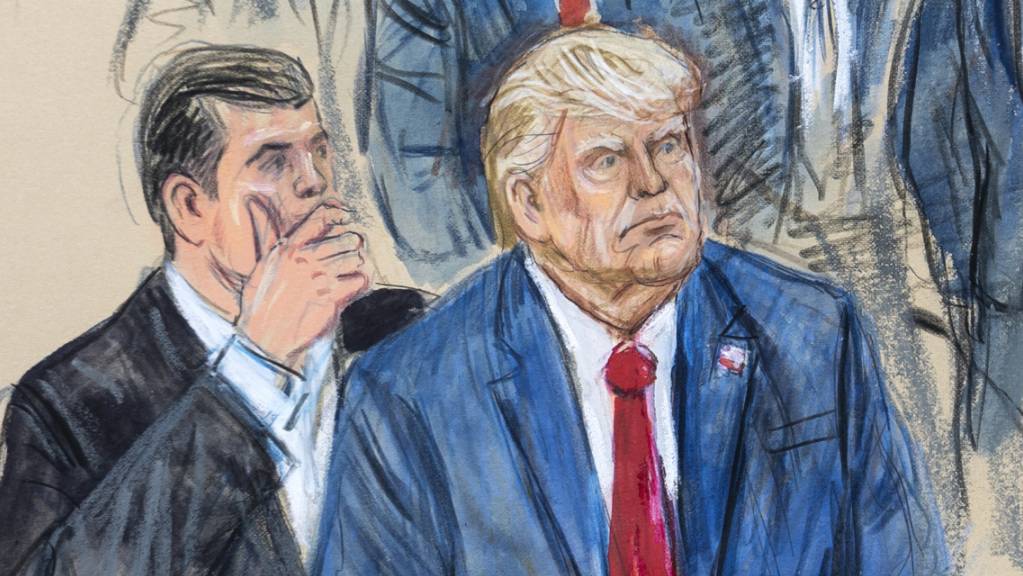 Die Gerichtszeichnung zeigt den ehemaligen US-Präsidenten Donald Trump (r), der sich mit seinem Verteidiger Todd Blanche berät, während er vor dem Bundesgericht in Washington erscheint.