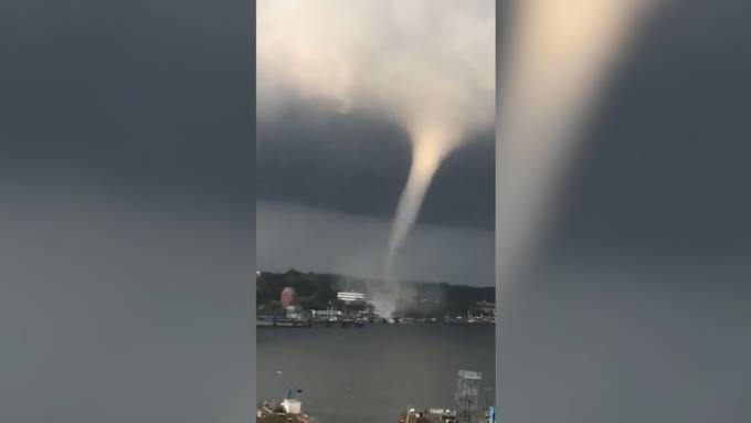 Sieben Verletzte: Tornado reisst mehrere Menschen ins Wasser