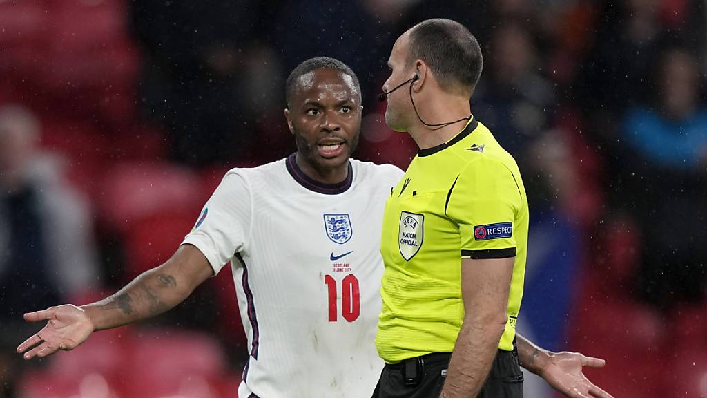 Unzufriedene Engländer: Raheem Sterling diskutiert mit Referee Antonio Mateu Lahoz.