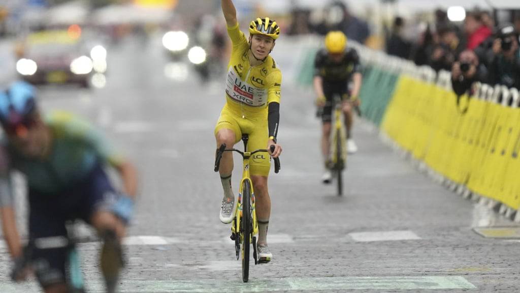 Tadej Pogacar kommt am Sonntag als vierter ins Ziel und jubelt: Vierter Gesamtsieg an der Tour de France