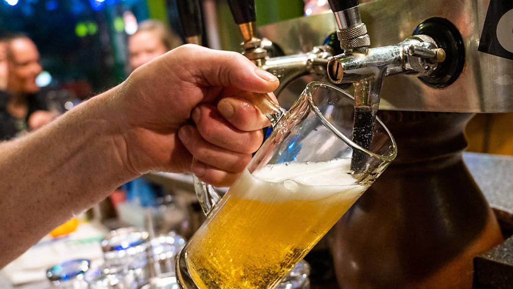 Bei der Brauerei Feldschlösschen haben im Corona-Jahr 2020 die Schliessungen von Restaurants abgesagte Anlässe eingeschenkt. Der Bierverkauf knickte ein. (Archivbild)