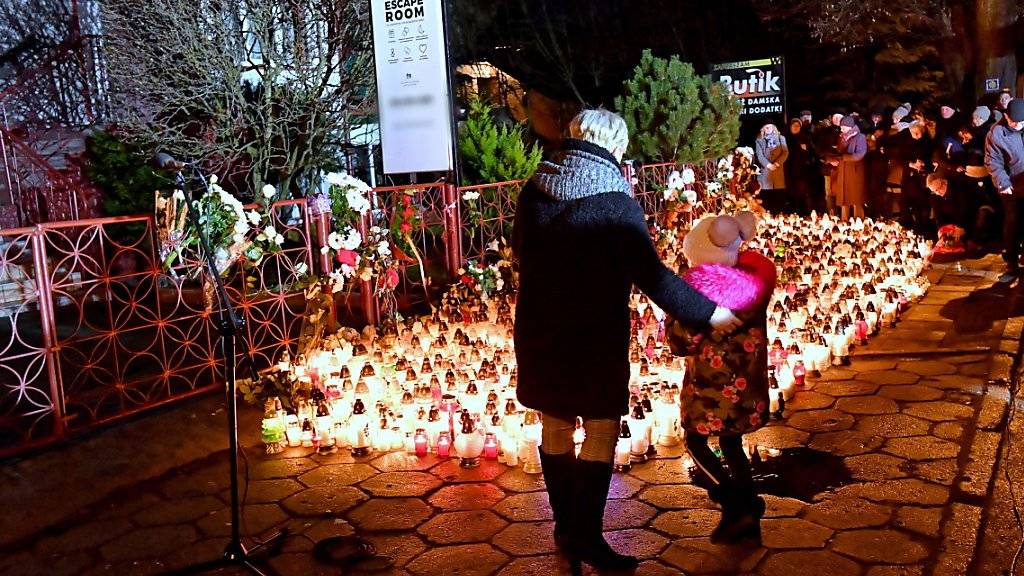 Viele Menschen trauern am Sonntag in Polen nach der Tragöde in einem «Escape Room» um die fünf jungen Todesopfer.