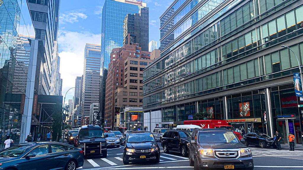 ARCHIV - In Manhattan herrscht am Morgen auf der 3rd Avenue ein hohes Verkehrsaufkommen, das zu Stau führt. Foto: Niyi Fote/Zuma Press/dpa/Archivbild