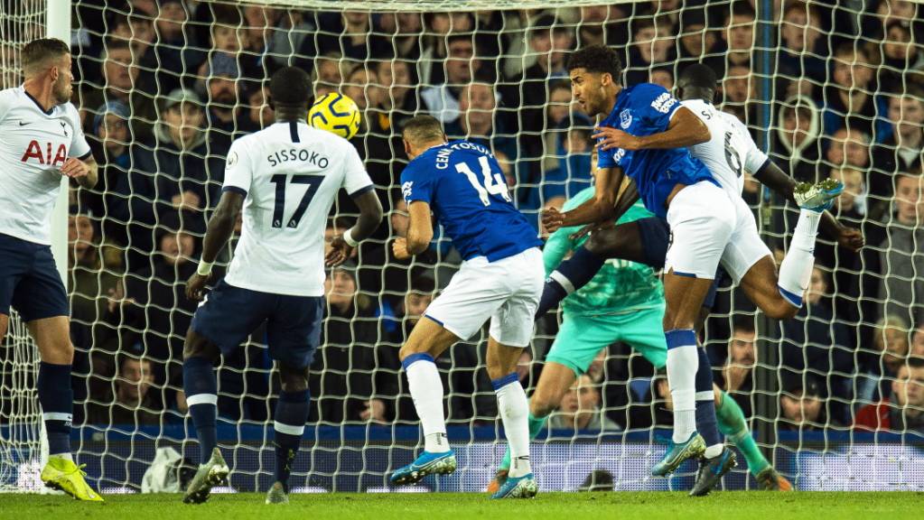 Evertons Cenk Tosun (in blau/rechts) bringt mit seinem Tor Tottenham in der 98. Minute um den Sieg