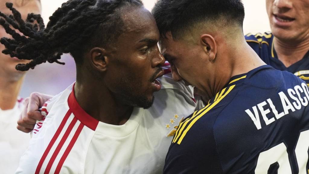 Benfica Lissabon (in weiss) und die Boca Juniors kämpften im ersten Gruppenspiel an der Klub-WM mit harten Bandagen