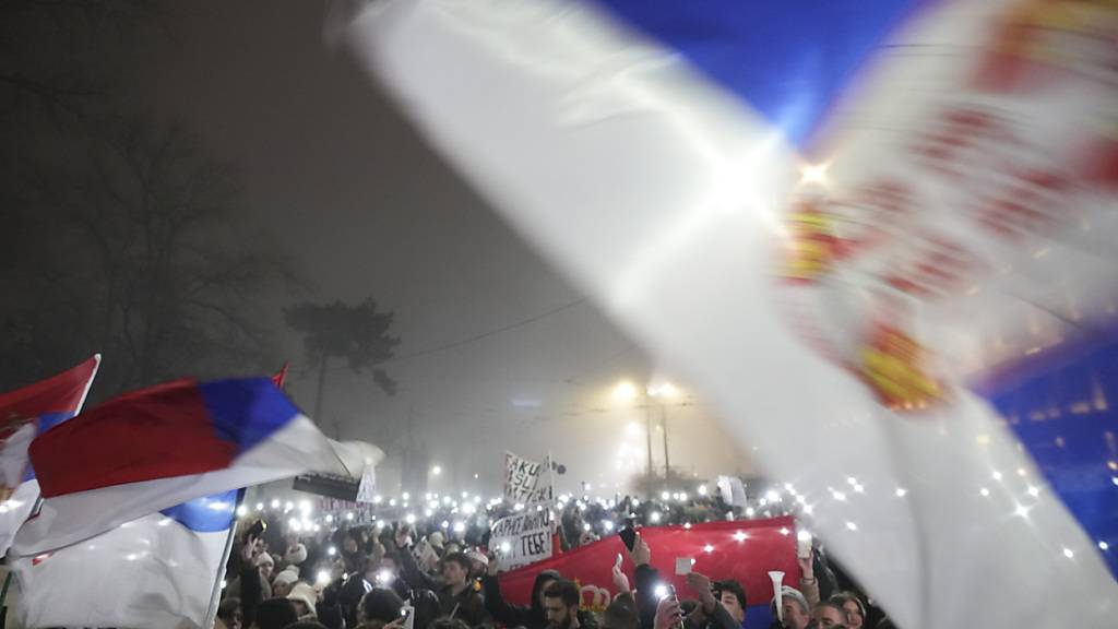 Studenten marschieren am Silvesterabend während eines Protestes, der ausbrach, nachdem vor zwei Monaten ein Betondach in Belgrad, Serbien, heruntergestürzt war und 15 Menschen getötet hatte. Foto: Darko Vojinovic/AP/dpa