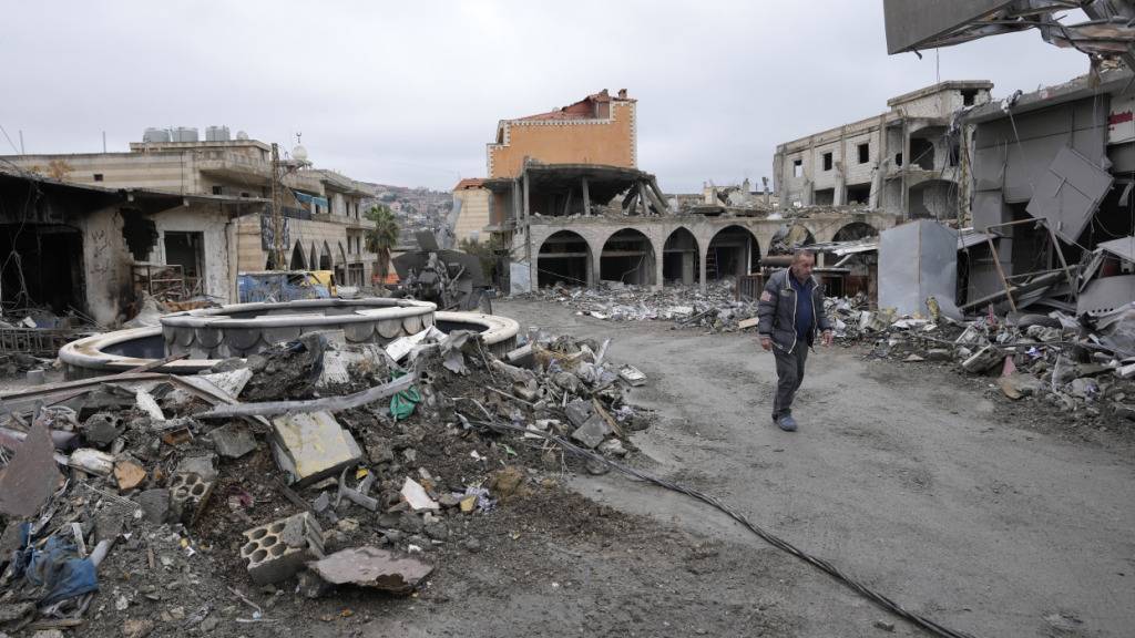 ARCHIV - Ein Mann geht in einem zerstörten Viertel in der Stadt Bint Dschubail im Südlibanon spazieren, nachdem am Mittwoch eine Waffenruhe zwischen Israel und der Hisbollah begonnen hat. Foto: Hussein Malla/AP/dpa (Archivbild)