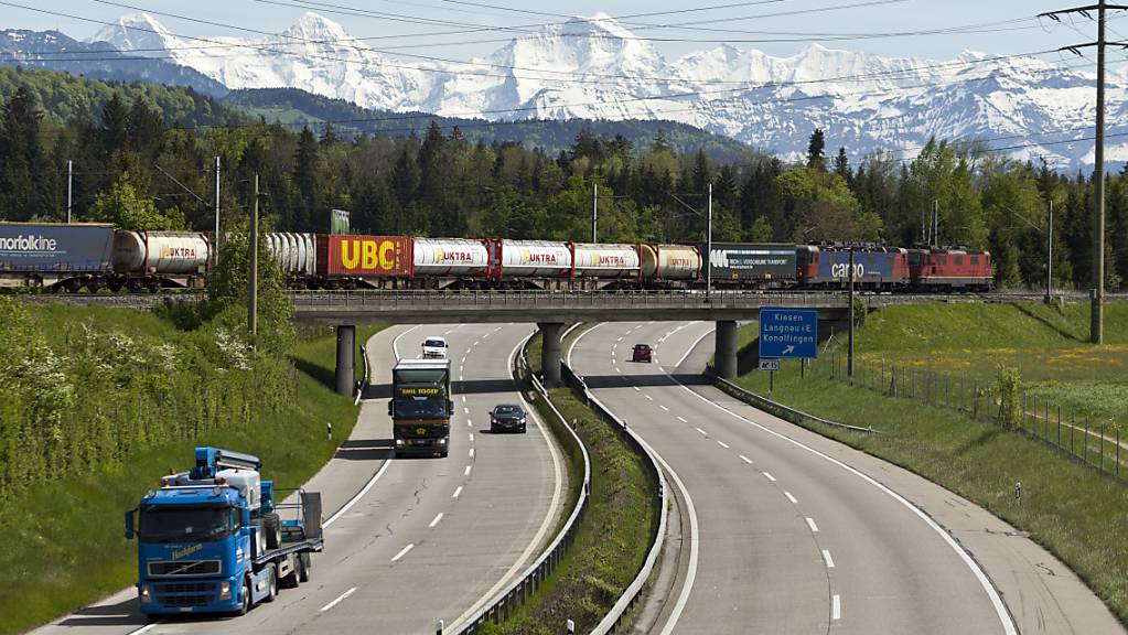 Noch immer durchqueren mehr Lastwagen die Alpen auf der Strasse als gesetzlich festgelegt. Der Bundesrat will nun die Verlagerung auf die Schiene vorantreiben. (Archivbild)
